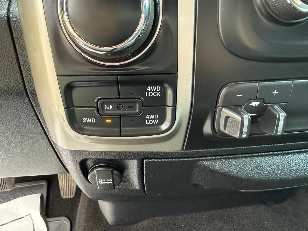 RAM 1500 4WD Crew Cab 140.5" Outdoorsman 2016