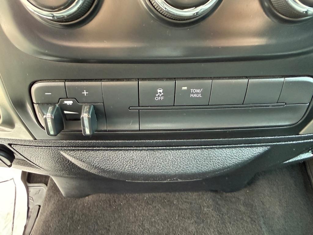 RAM 1500 4WD Crew Cab 140.5" Outdoorsman 2016