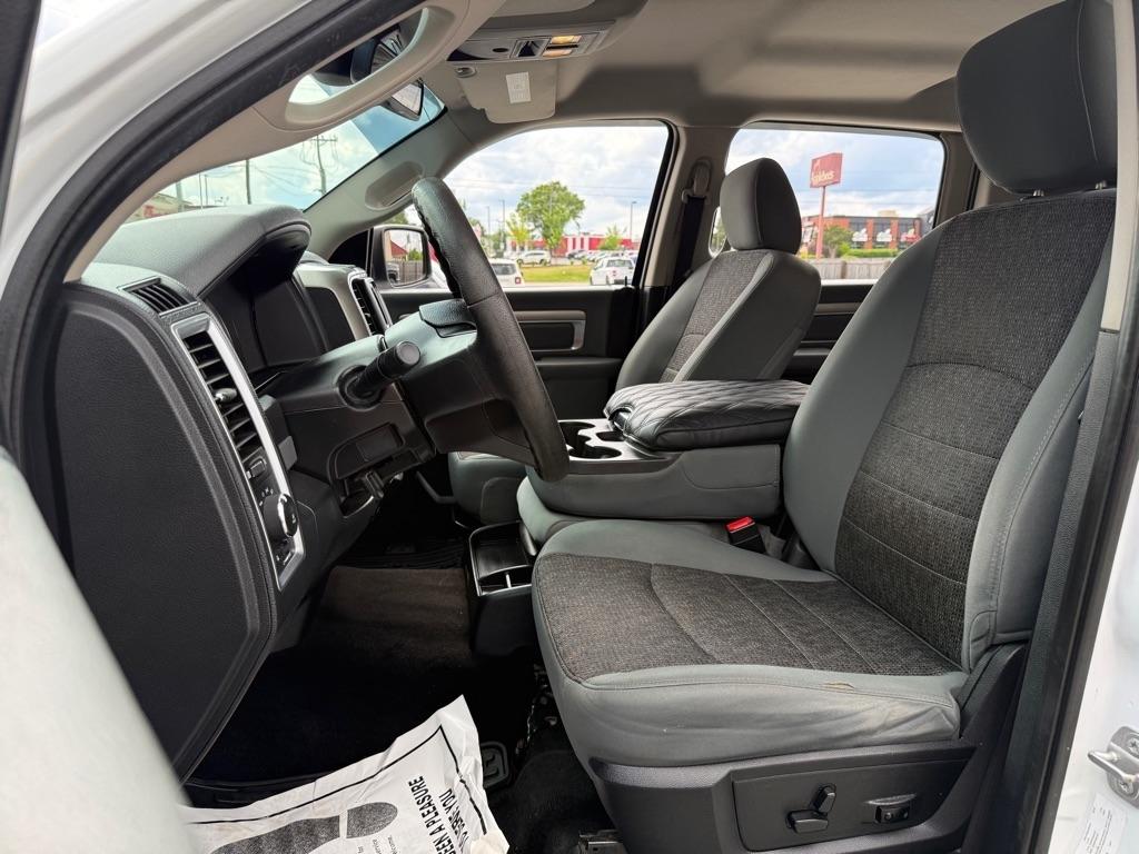 RAM 1500 4WD Crew Cab 140.5" Outdoorsman 2016