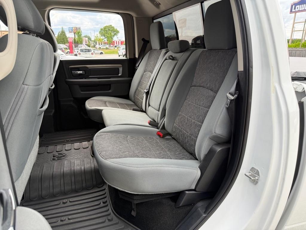 RAM 1500 4WD Crew Cab 140.5" Outdoorsman 2016