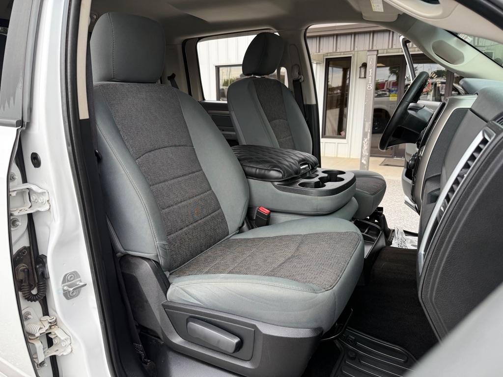 RAM 1500 4WD Crew Cab 140.5" Outdoorsman 2016