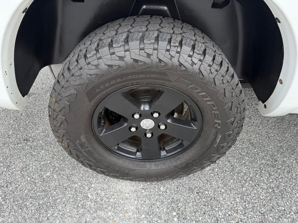 RAM 1500 4WD Crew Cab 140.5" Outdoorsman 2016