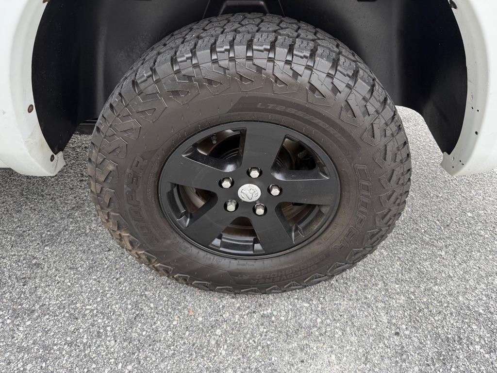 RAM 1500 4WD Crew Cab 140.5" Outdoorsman 2016