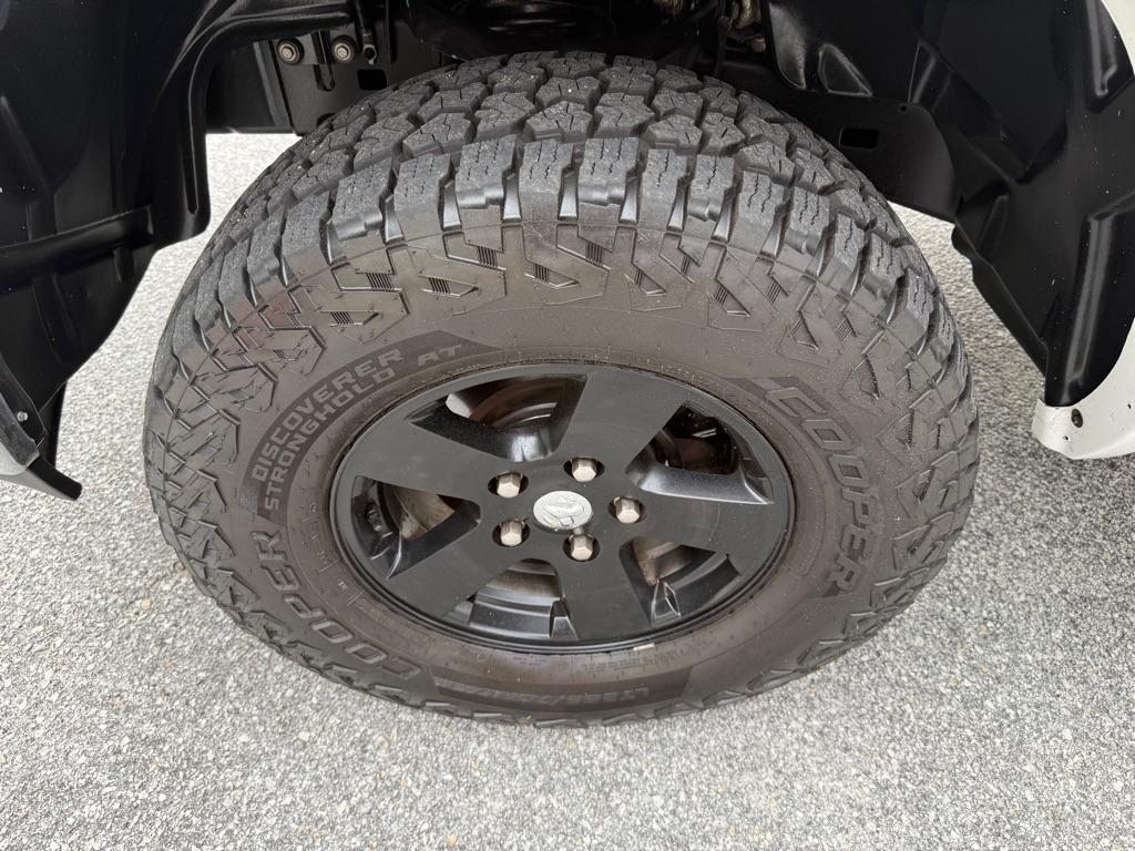RAM 1500 4WD Crew Cab 140.5" Outdoorsman 2016