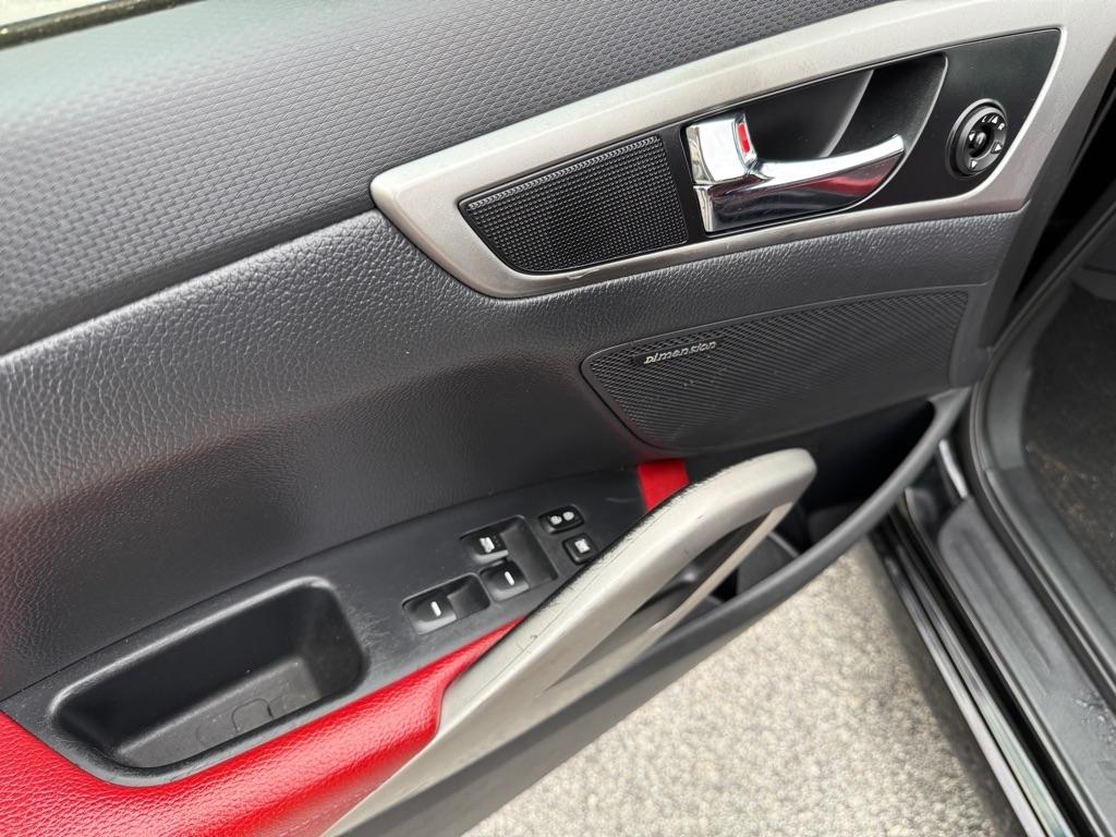 Hyundai Veloster 3dr Cpe Auto w/Red Int 2012