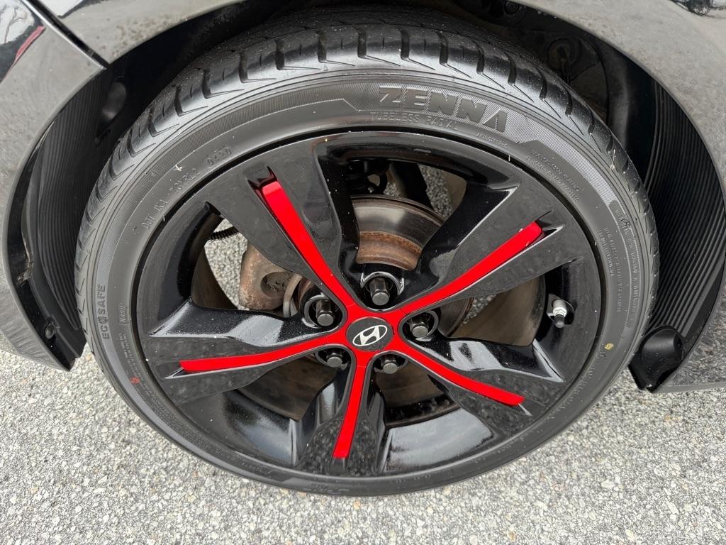Hyundai Veloster 3dr Cpe Auto w/Red Int 2012