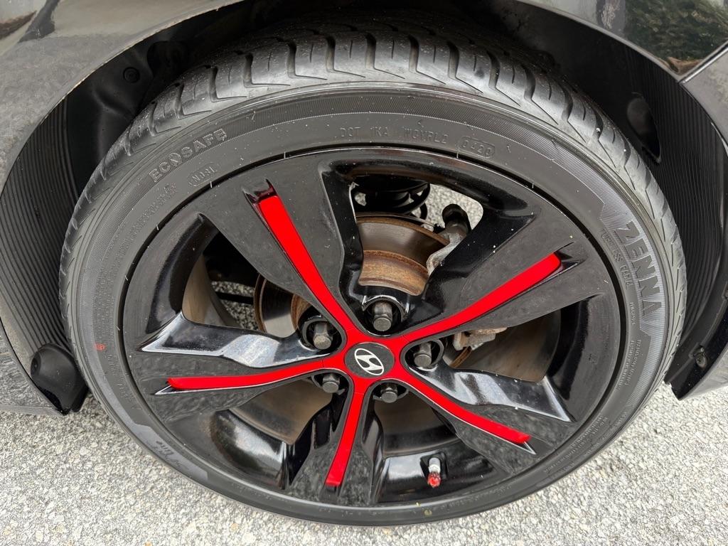 Hyundai Veloster 3dr Cpe Auto w/Red Int 2012