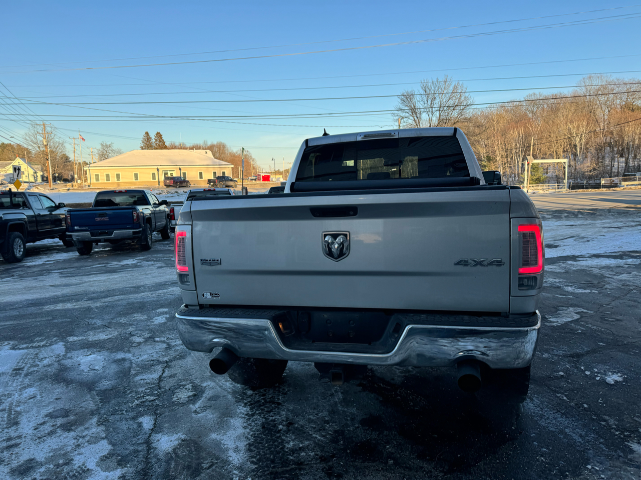 RAM 1500 4WD Crew Cab 140.5" Laramie 2016