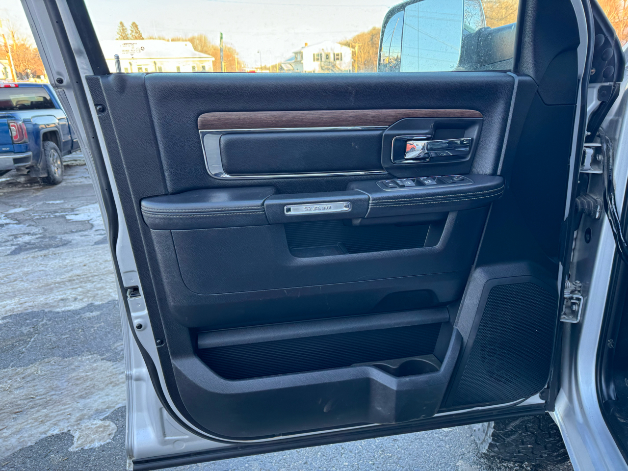 RAM 1500 4WD Crew Cab 140.5" Laramie 2016