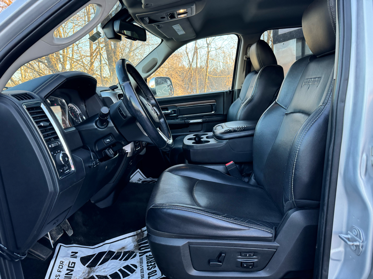 RAM 1500 4WD Crew Cab 140.5" Laramie 2016