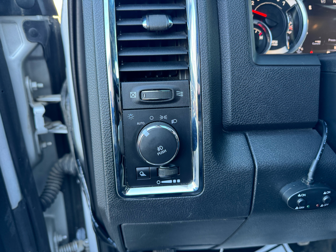 RAM 1500 4WD Crew Cab 140.5" Laramie 2016