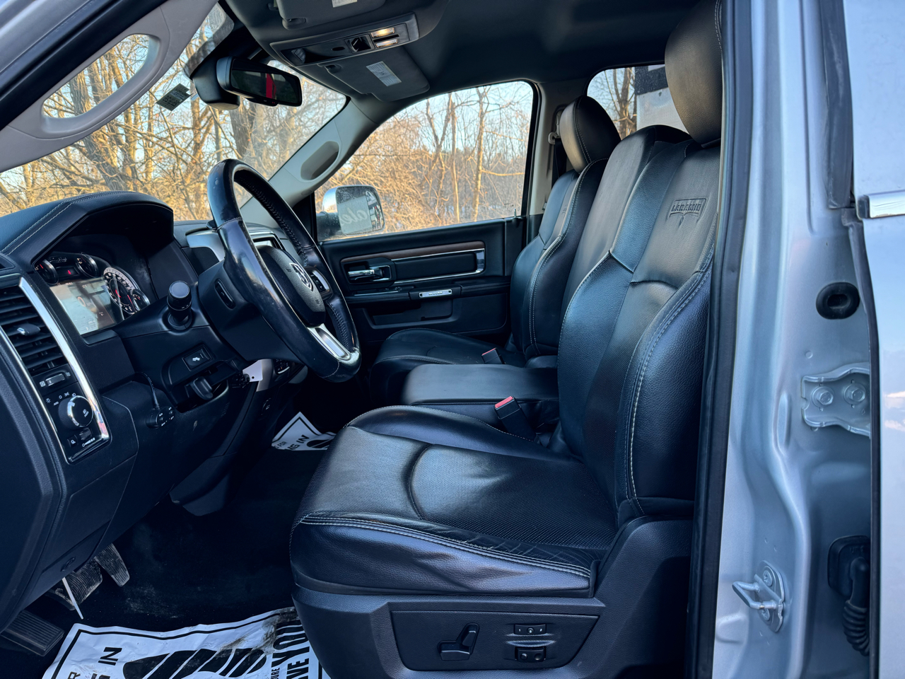 RAM 1500 4WD Crew Cab 140.5" Laramie 2016