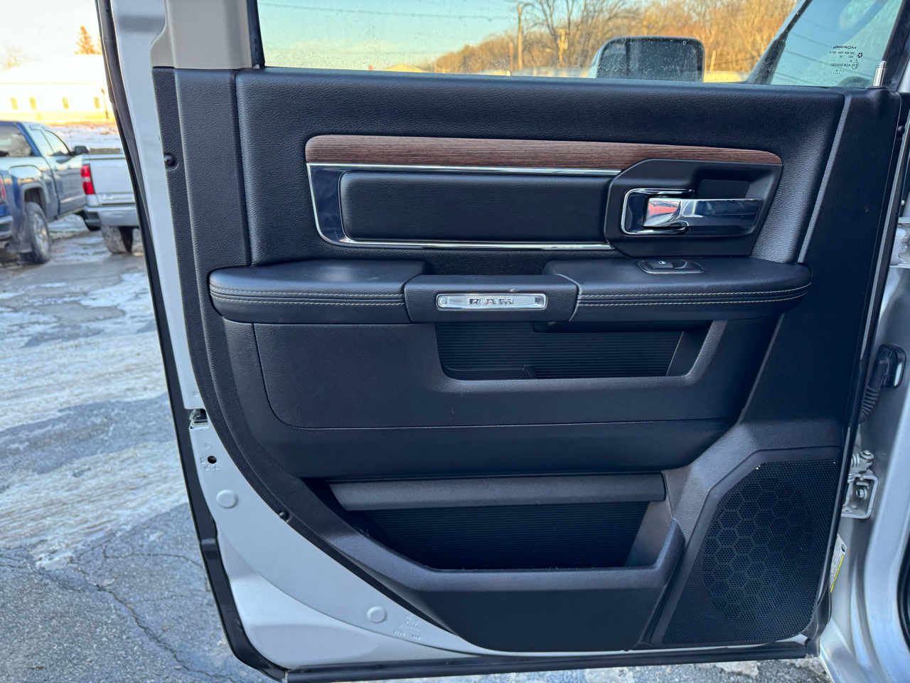 RAM 1500 4WD Crew Cab 140.5" Laramie 2016