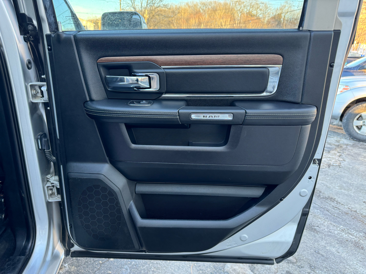 RAM 1500 4WD Crew Cab 140.5" Laramie 2016