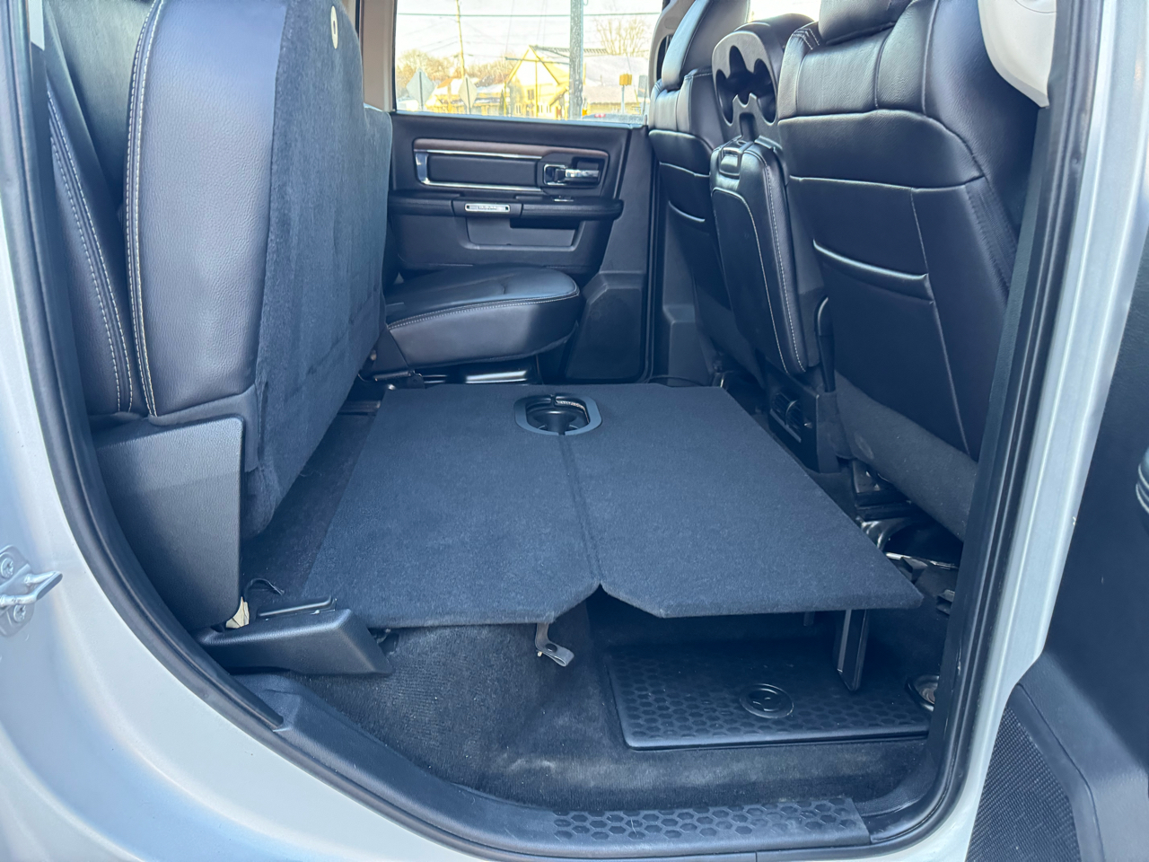 RAM 1500 4WD Crew Cab 140.5" Laramie 2016