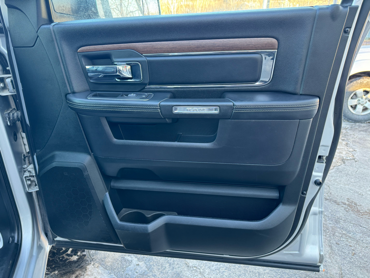 RAM 1500 4WD Crew Cab 140.5" Laramie 2016