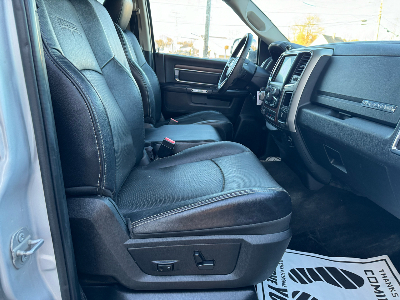 RAM 1500 4WD Crew Cab 140.5" Laramie 2016