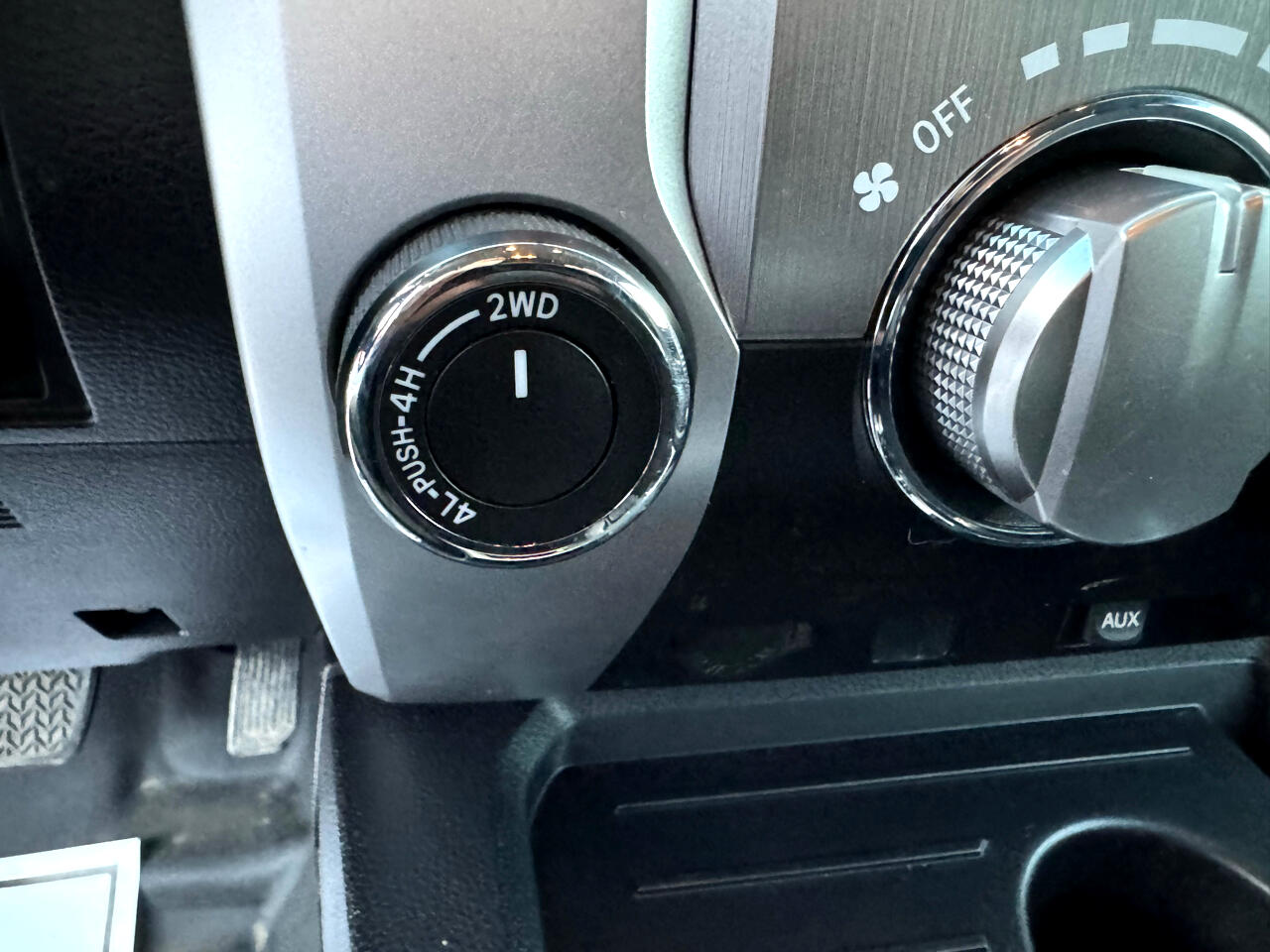 Toyota Tundra 4WD Truck Double Cab 5.7L V8 6-Spd AT SR5 (Natl) 2016