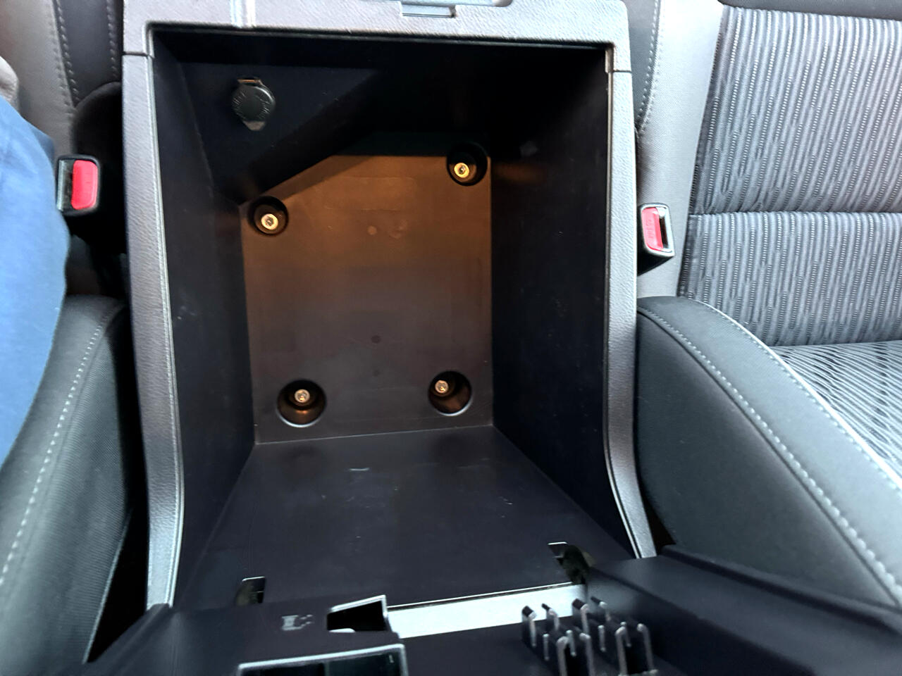 Toyota Tundra 4WD Truck Double Cab 5.7L V8 6-Spd AT SR5 (Natl) 2016