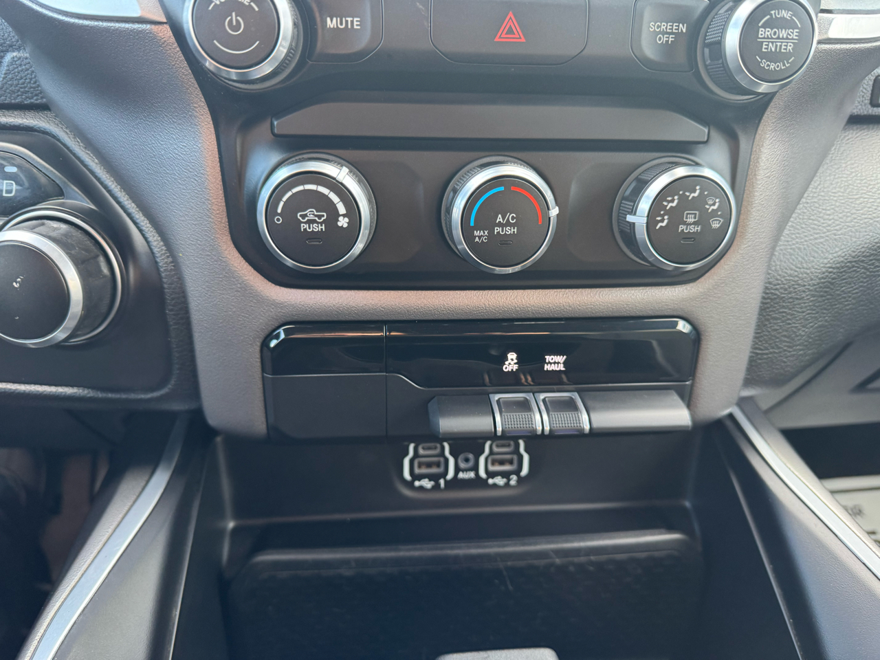 RAM 1500 Big Horn 4x4 Crew Cab 5'7" Box 2020