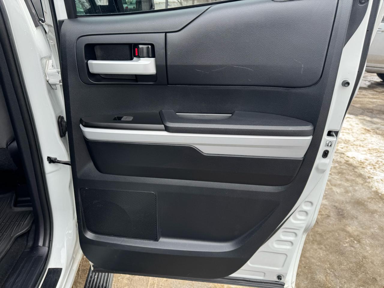 Toyota Tundra 4WD Truck Double Cab 5.7L V8 6-Spd AT SR5 (Natl) 2016