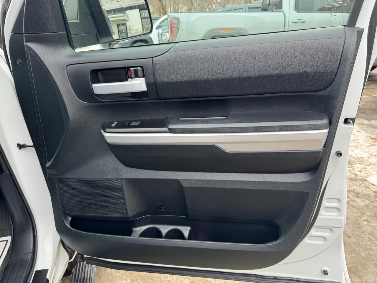 Toyota Tundra 4WD Truck Double Cab 5.7L V8 6-Spd AT SR5 (Natl) 2016