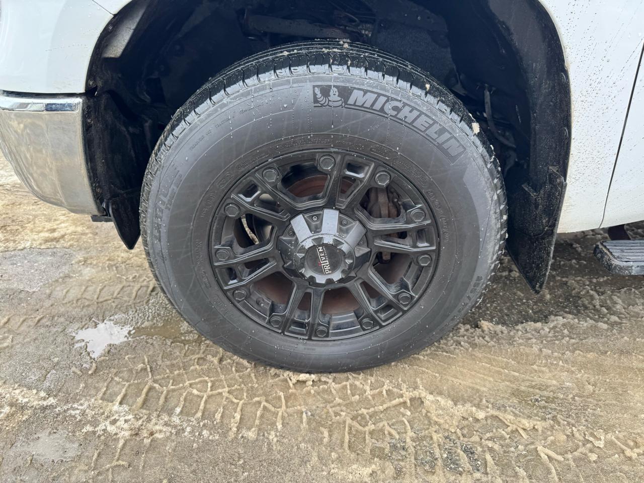 Toyota Tundra 4WD Truck Double Cab 5.7L V8 6-Spd AT SR5 (Natl) 2016