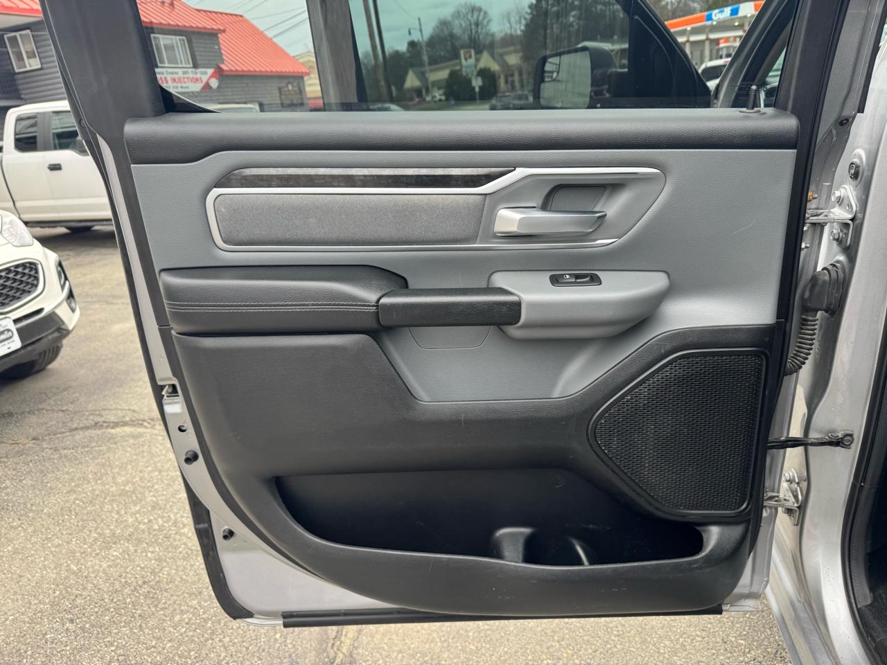 RAM 1500 Big Horn 4x4 Crew Cab 5'7" Box 2020