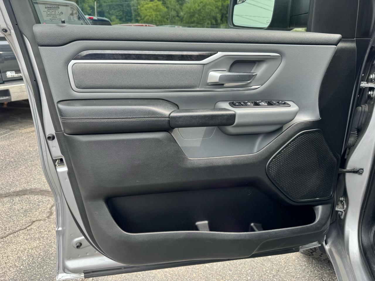 RAM 1500 Big Horn 4x4 Crew Cab 5'7" Box 2020