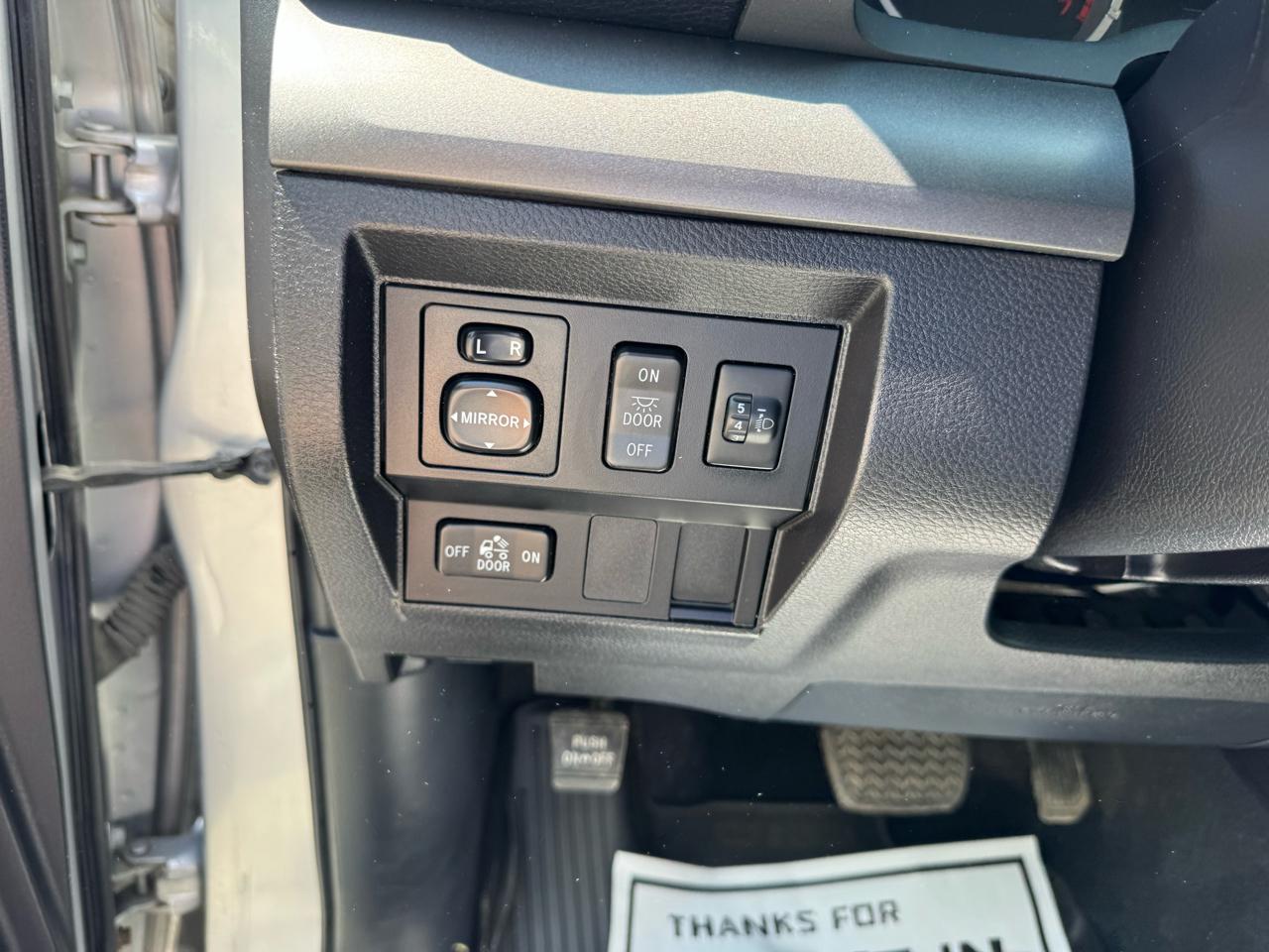 Toyota Tundra 4WD Truck Double Cab 5.7L FFV V8 6-Spd AT SR5 (Natl) 2016