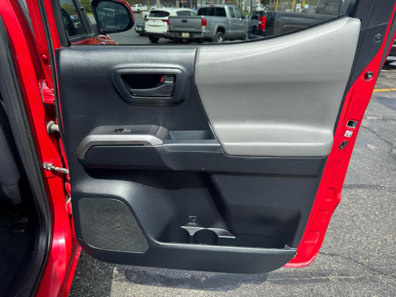 Toyota Tacoma SR5 Double Cab 5' Bed V6 4x4 AT (Natl) 2017
