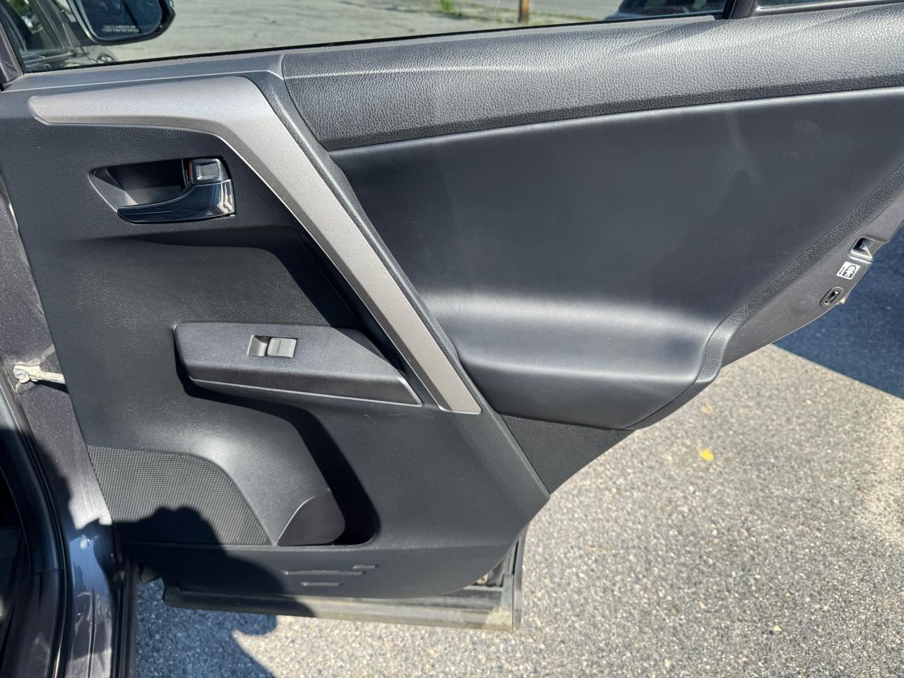 Toyota RAV4 XLE AWD (Natl) 2018