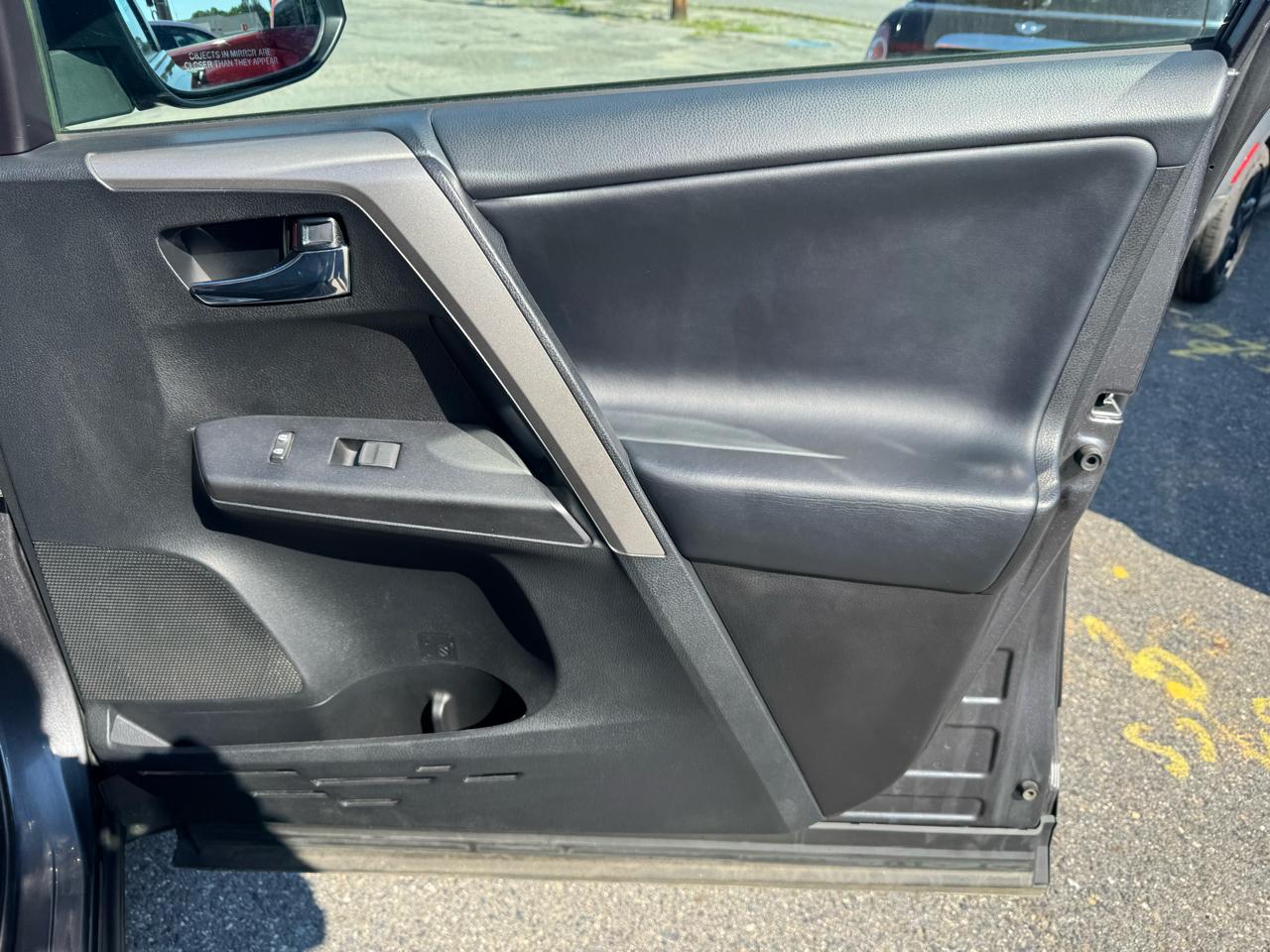 Toyota RAV4 XLE AWD (Natl) 2018