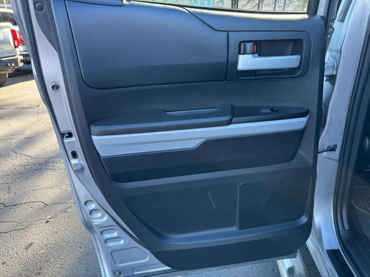 Toyota Tundra 4WD Truck Double Cab 4.6L V8 6-Spd AT SR5 (Natl) 2015