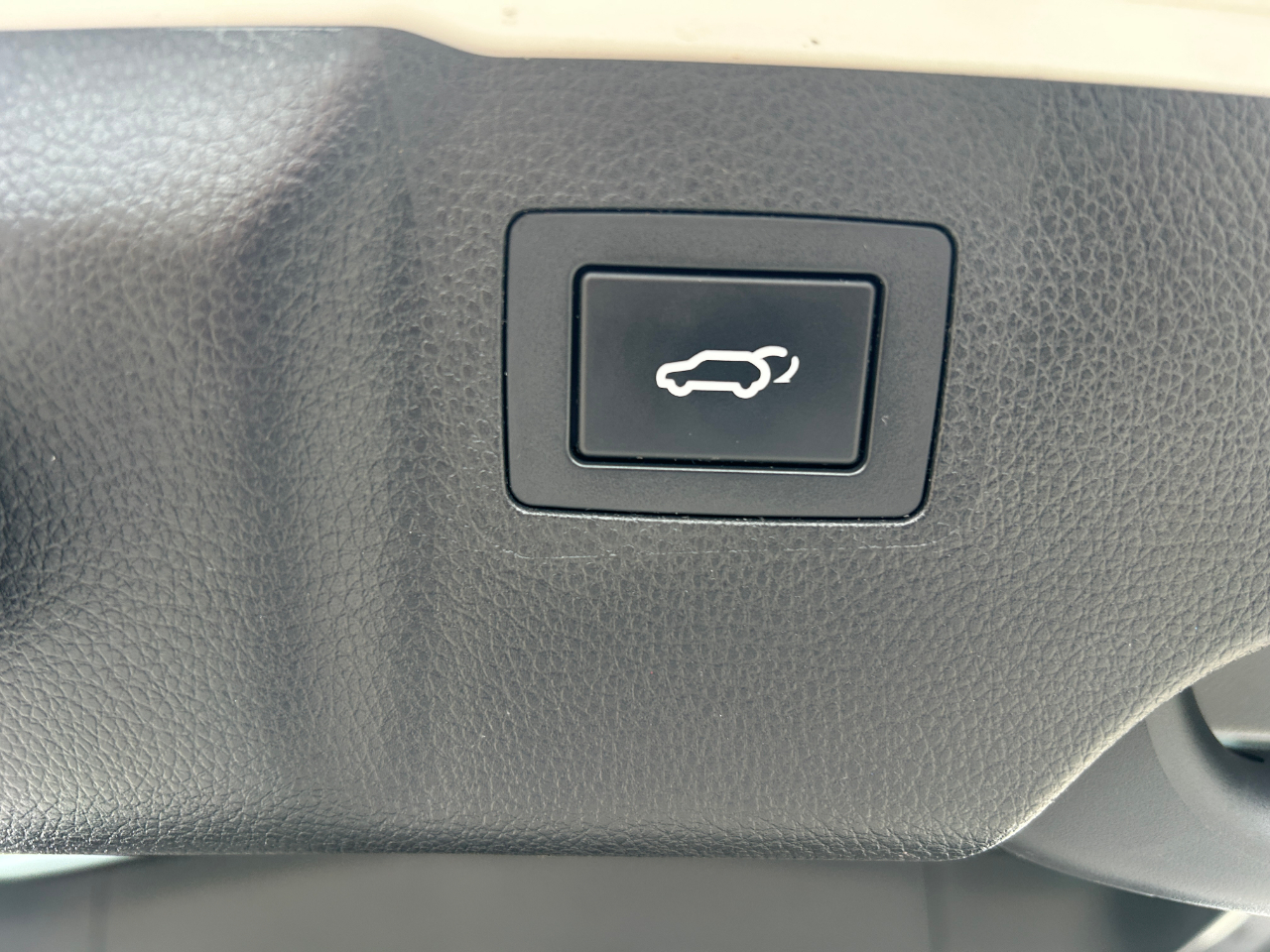 2017 Hyundai Santa Fe Limited Ultimate photo 4