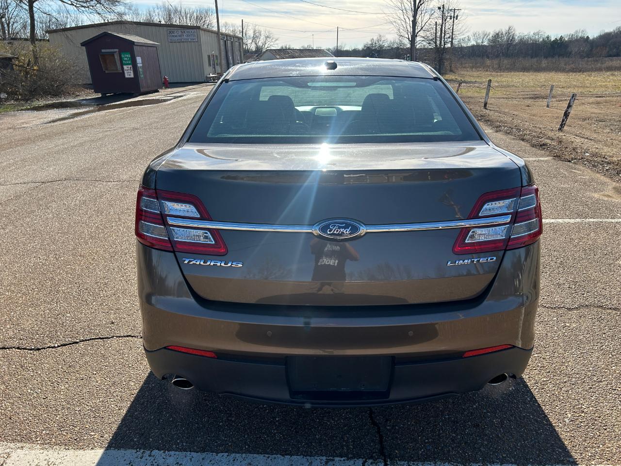 Ford Taurus Limited FWD 2016