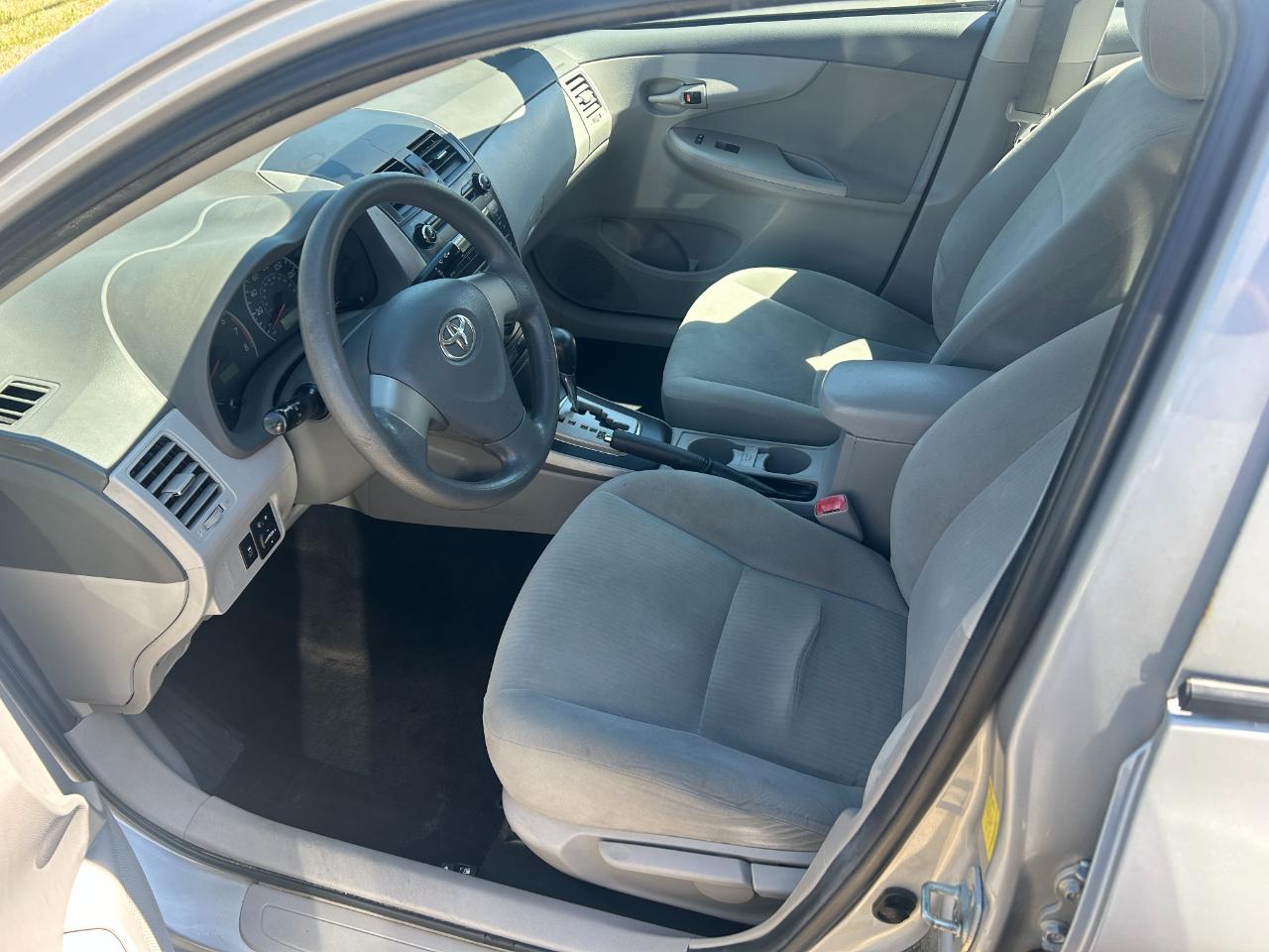 Toyota Corolla LE 4-Speed AT 2010