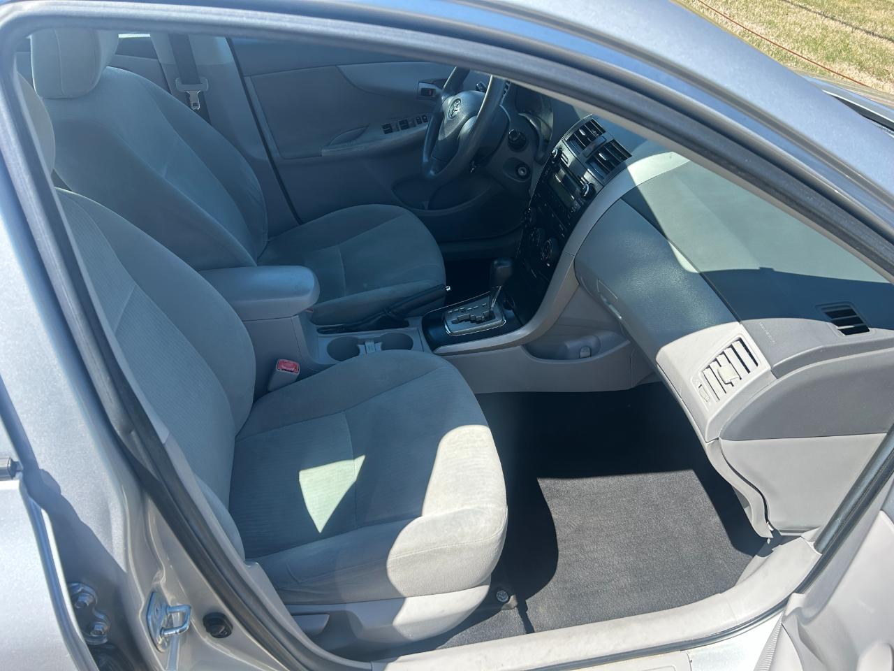 Toyota Corolla LE 4-Speed AT 2010