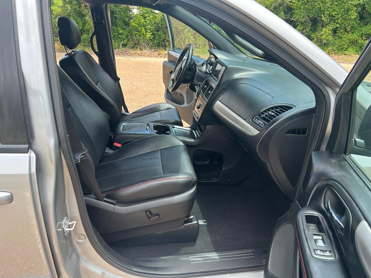 2016 Dodge Grand Caravan R/T - Photo 13