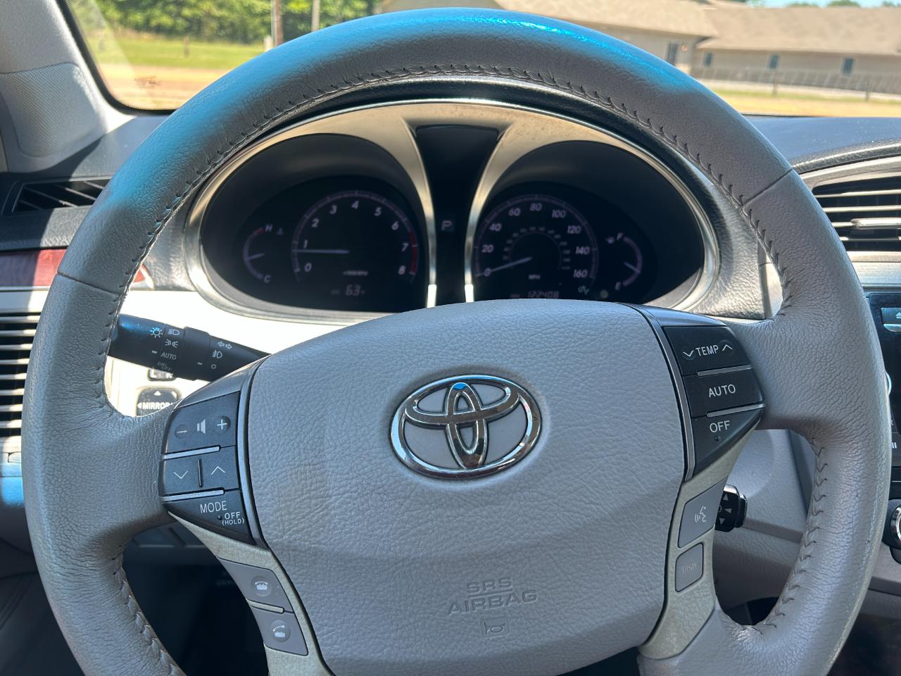 Toyota Avalon 4dr Sdn (Natl) 2011