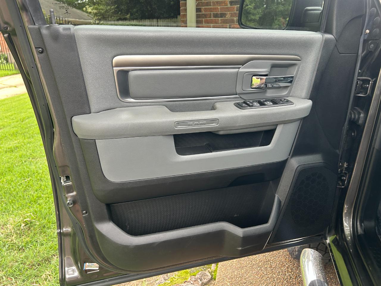 RAM 2500 SLT 4x4 Crew Cab 6'4" Box 2017