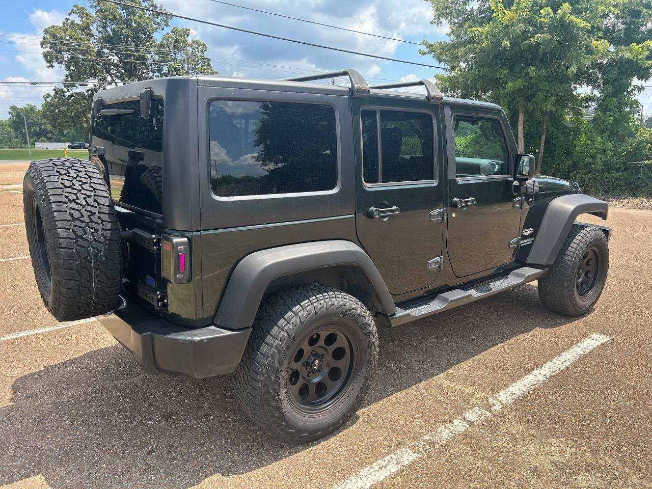 Jeep Wrangler Unlimited 4WD 4dr Sahara 2011
