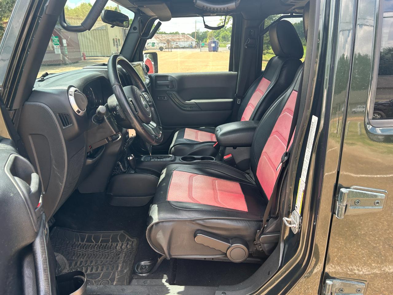 Jeep Wrangler Unlimited 4WD 4dr Sahara 2011