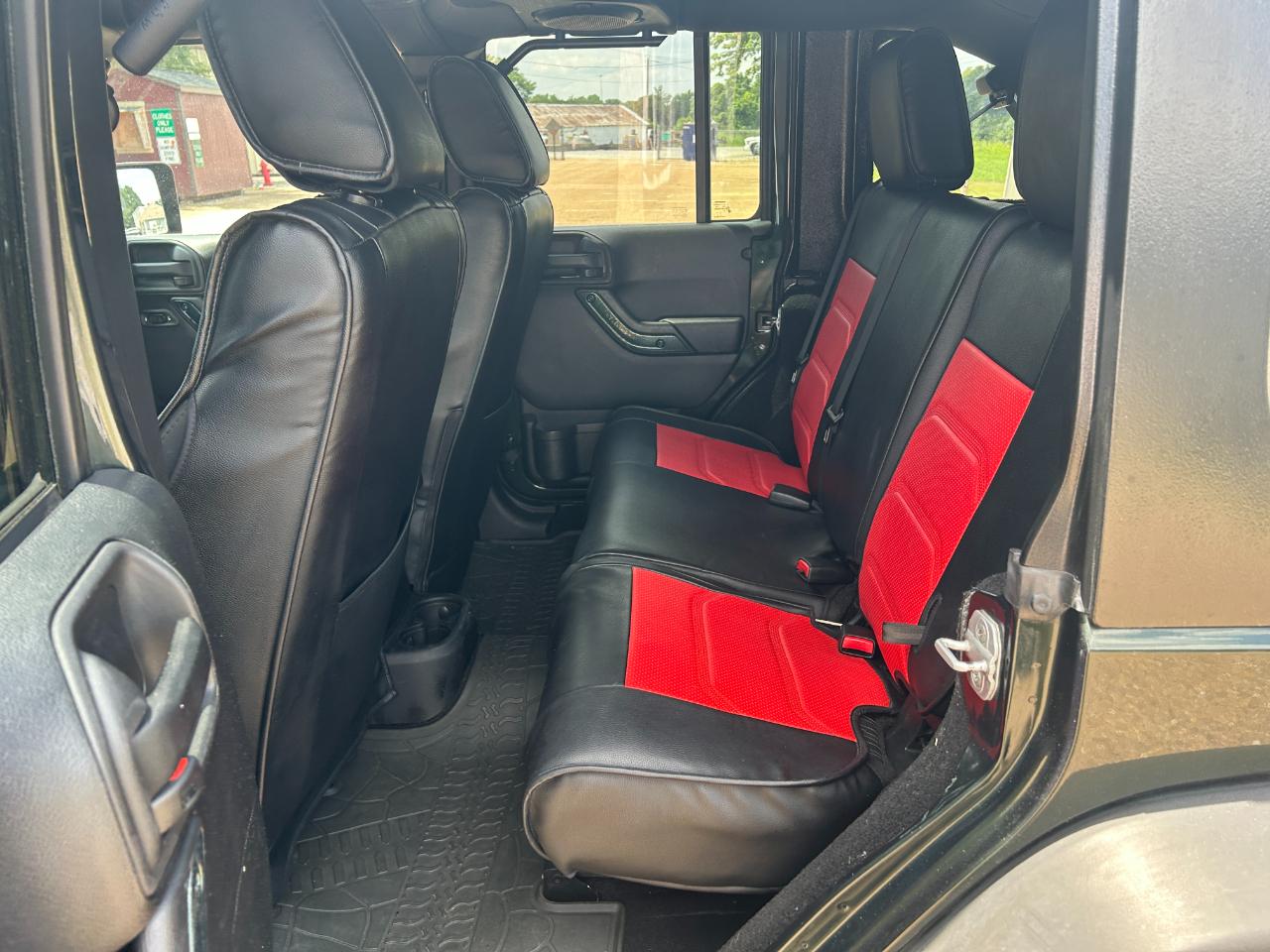 Jeep Wrangler Unlimited 4WD 4dr Sahara 2011