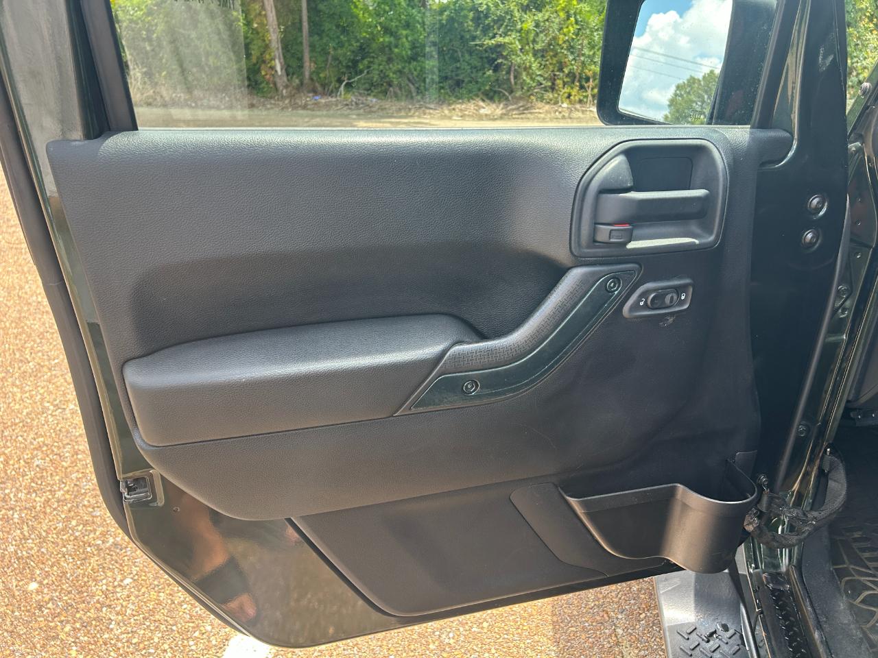 Jeep Wrangler Unlimited 4WD 4dr Sahara 2011