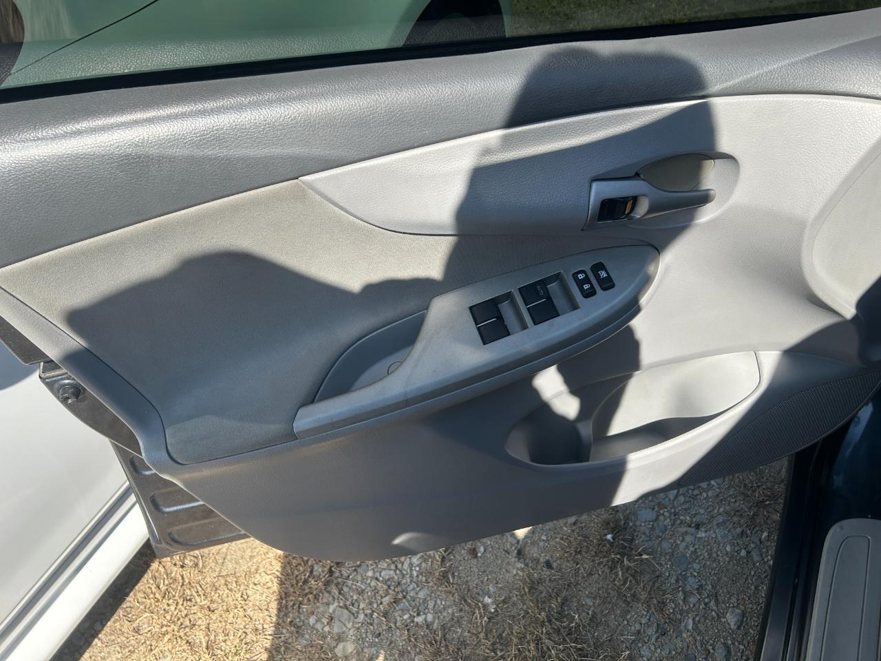 Toyota Corolla 4dr Sdn Auto LE (Natl) 2010