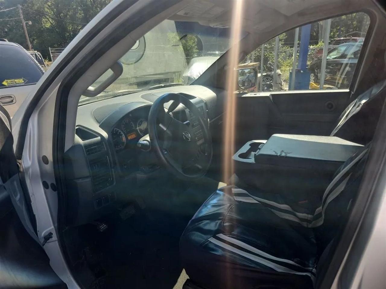 Nissan Titan SV Crew Cab 2WD 2012