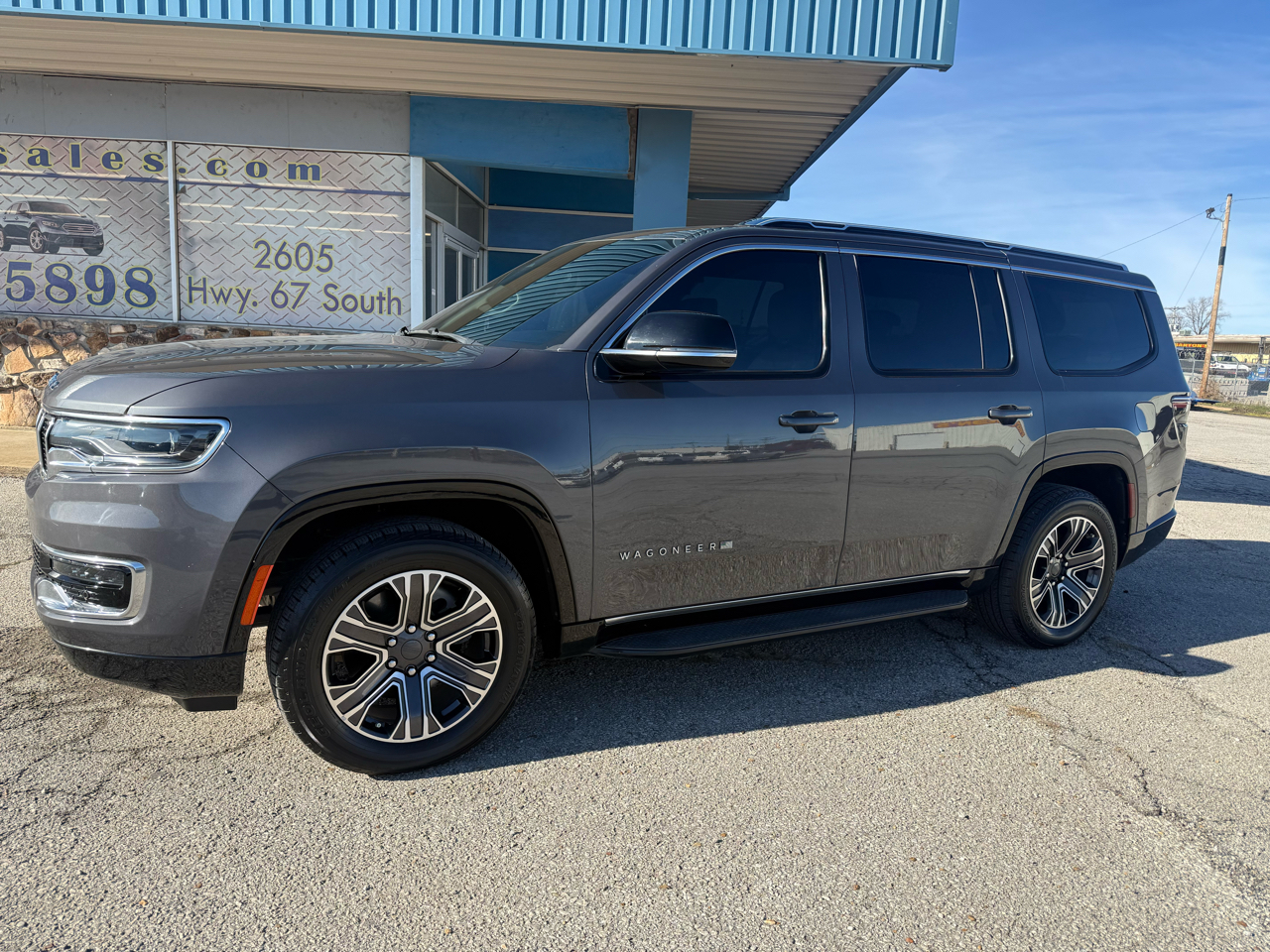 Jeep Wagoneer Base 4WD 2023