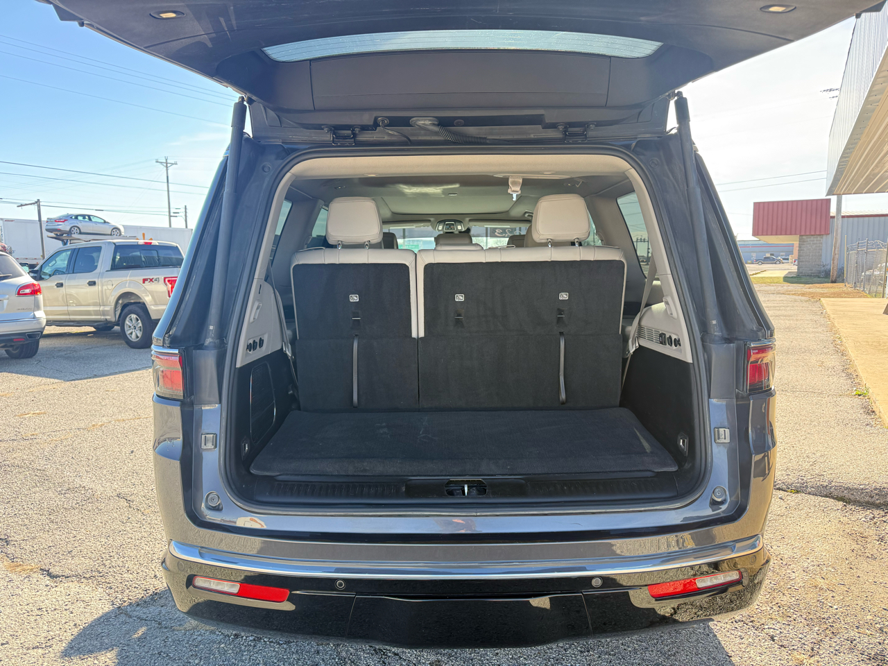 Jeep Wagoneer Base 4WD 2023