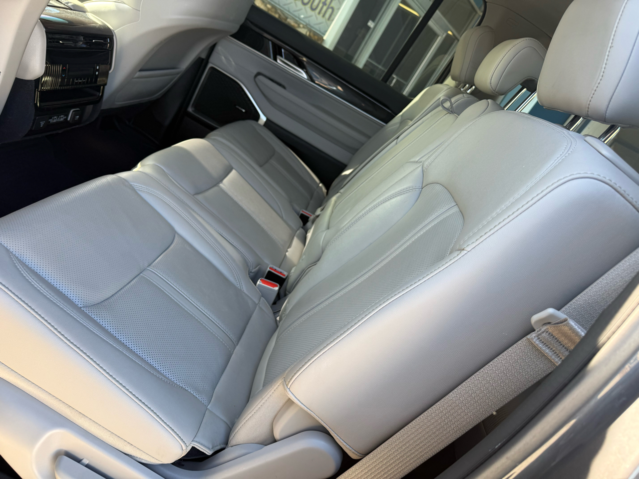 Jeep Wagoneer Base 4WD 2023